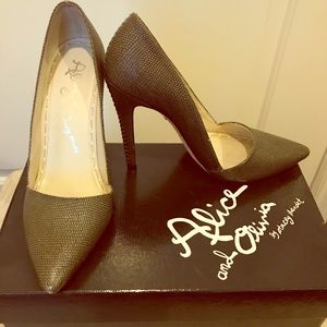 Beautiful & timeless charcoal/olive stiletto pumps